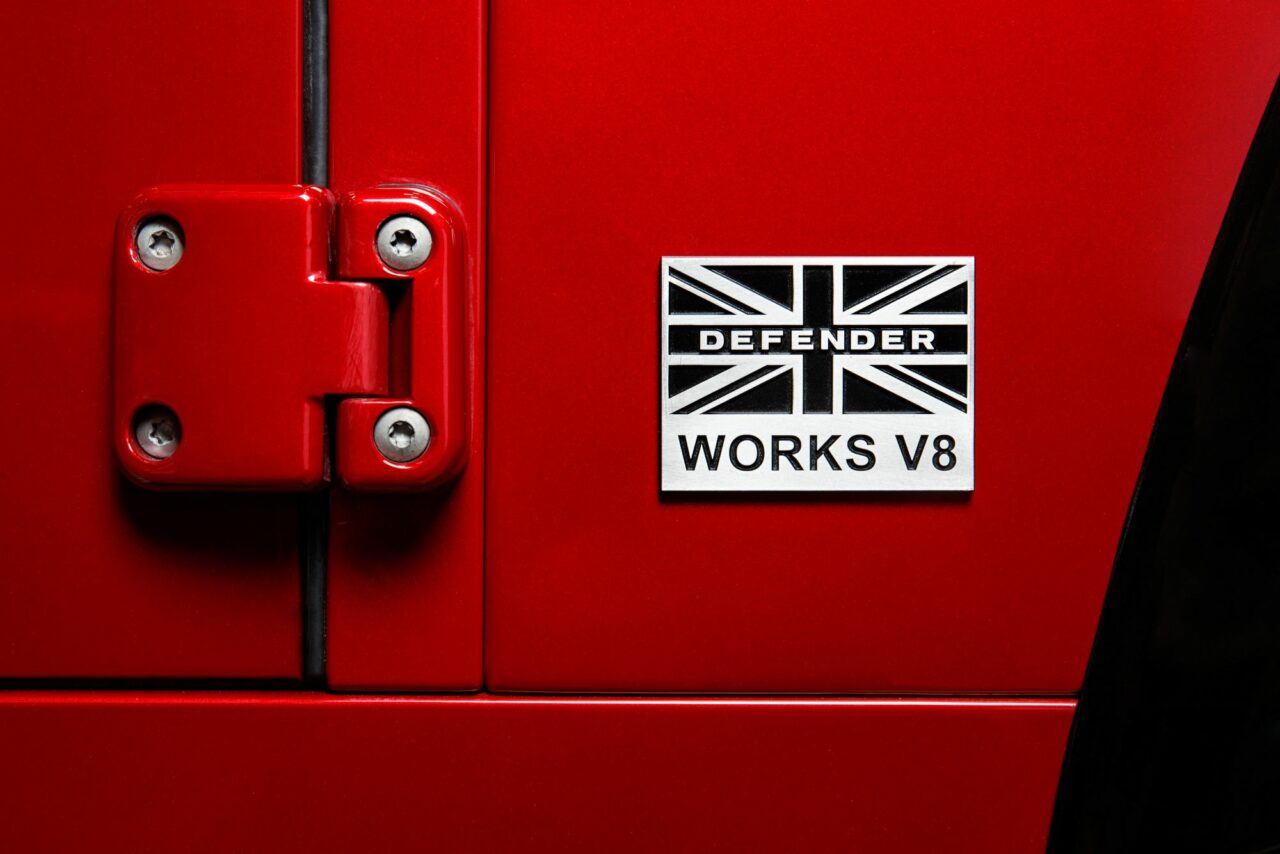 Zu den neuen Bauteilen gehören beim Defender Works V8 moderne LED- Scheinwerfer und eine Achtgang-Automatik. Foto: Land Rover